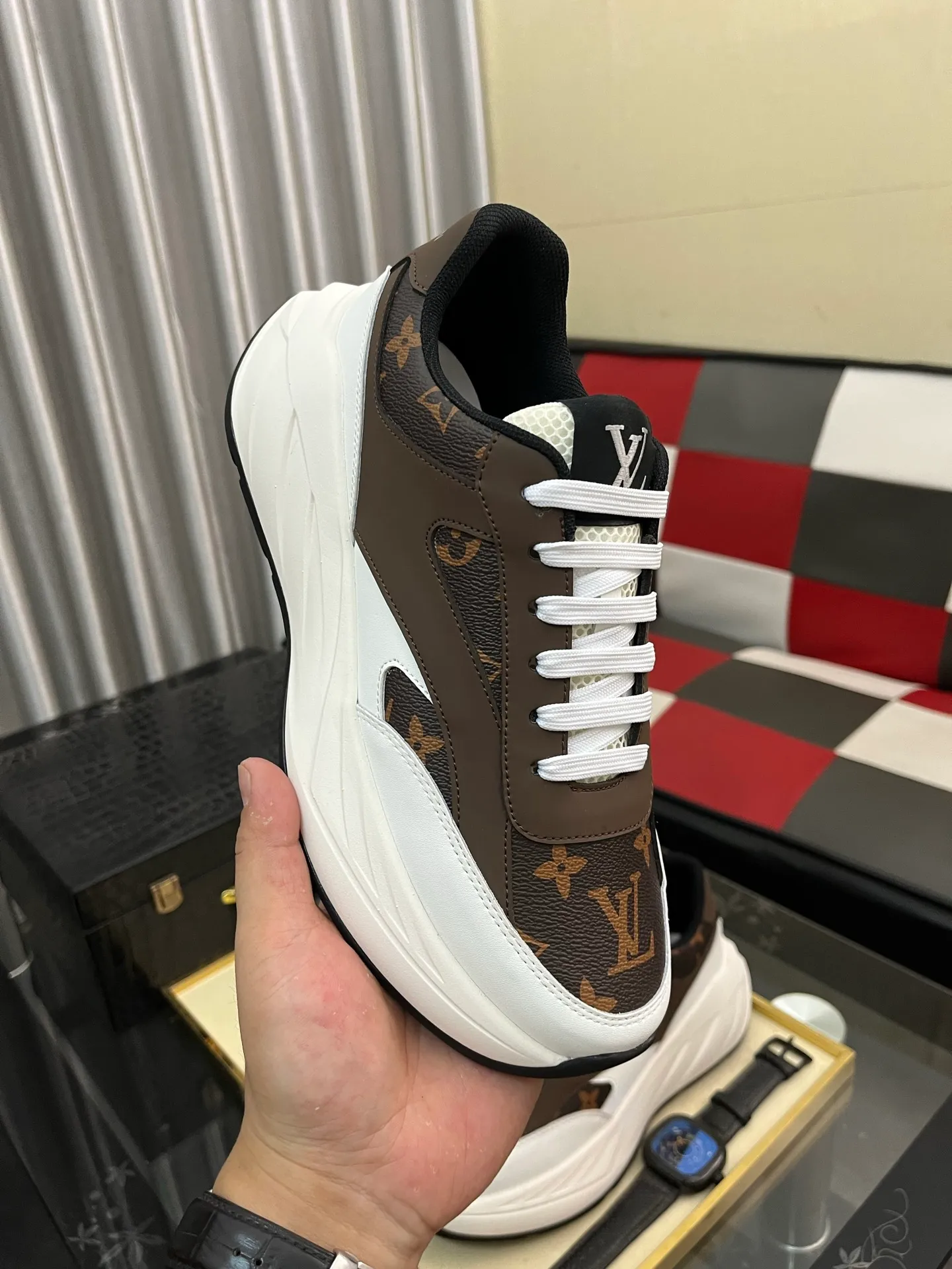Men's shoes💰438⌚️⌚️《Louis vuitton/LV Louis Vuitton》original quality.~ Unique modern style sneakers. 🏃A must-have casual shoe for trendy men😍😍 Original brand imported from Italy, imported original leather, cowhide lining (refuses to discolor and grind feet) sole: original sole provided by the original factory, French lazy style design ⚠️Fit to the feet, original quality, super comfortable original sole. Code number: 38-442️⃣Colors available
